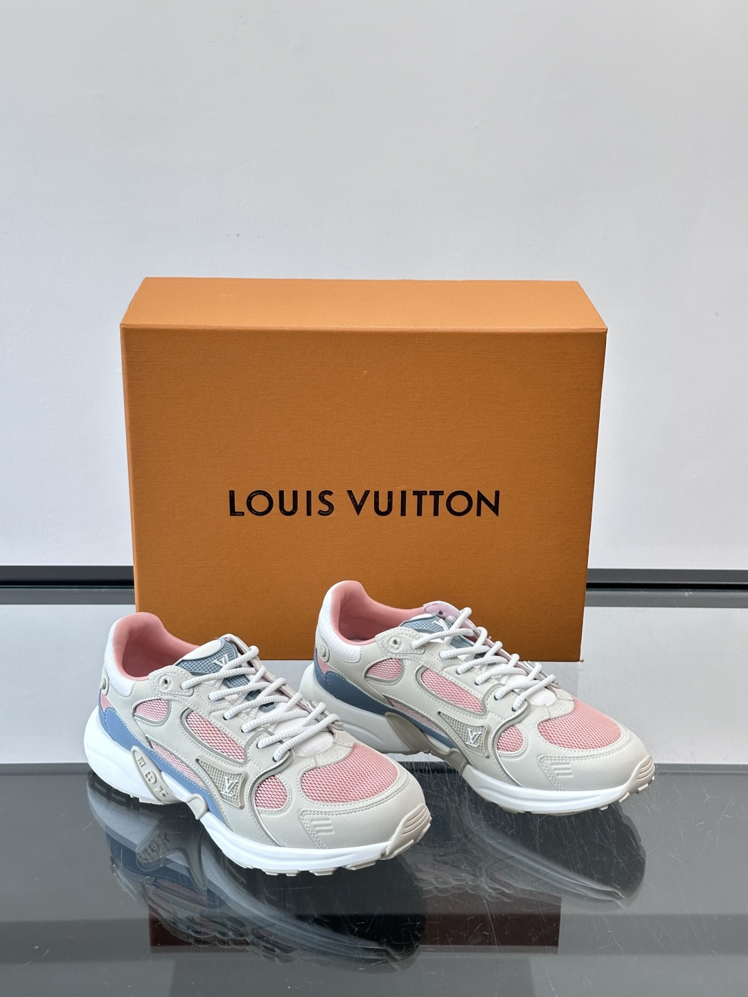 LV Olympia 运动鞋融糅动感美学、雅致色彩与考究材质。绒面牛皮革搭配科技抗撕裂面料，鞋舌及侧边缀