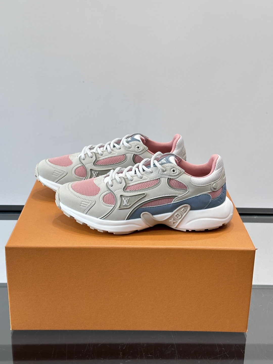 LV Olympia 运动鞋融糅动感美学、雅致色彩与考究材质。绒面牛皮革搭配科技抗撕裂面料，鞋舌及侧边缀