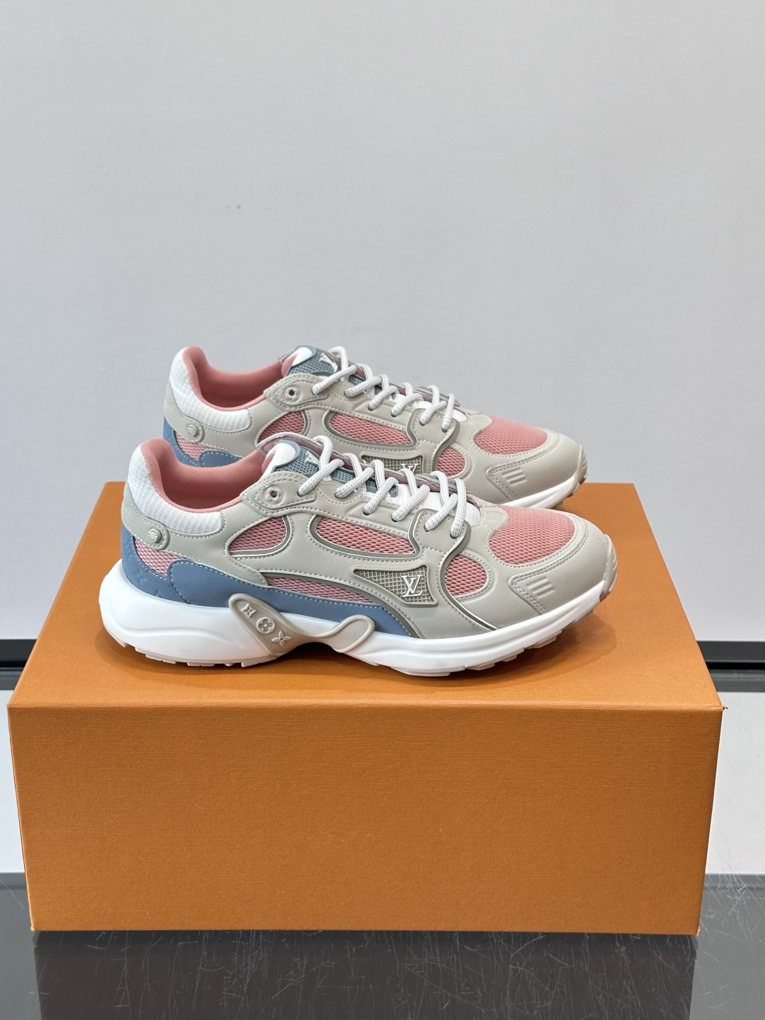 LV Olympia 运动鞋融糅动感美学、雅致色彩与考究材质。绒面牛皮革搭配科技抗撕裂面料，鞋舌及侧边缀