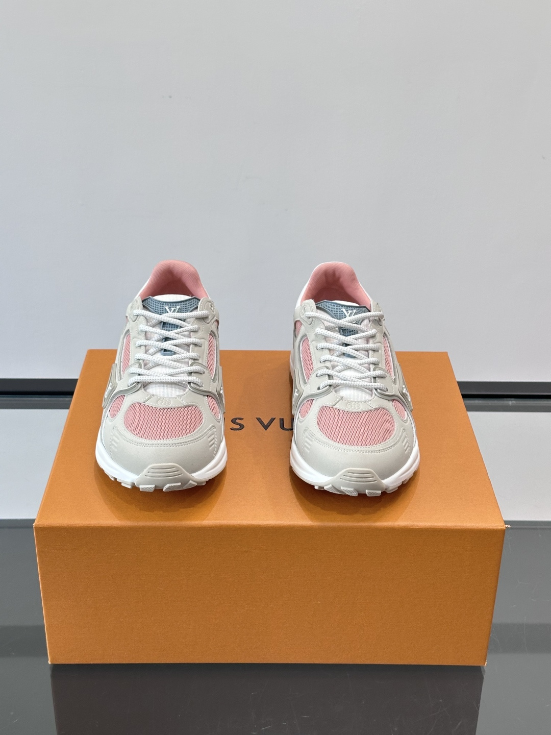 LV Olympia 运动鞋融糅动感美学、雅致色彩与考究材质。绒面牛皮革搭配科技抗撕裂面料，鞋舌及侧边缀