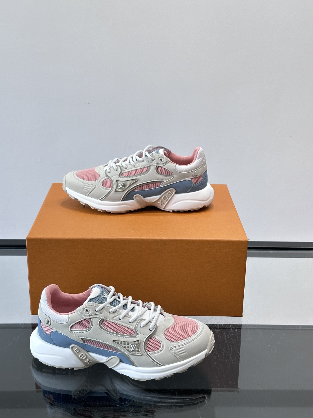 LV Olympia 运动鞋融糅动感美学、雅致色彩与考究材质。绒面牛皮革搭配科技抗撕裂面料，鞋舌及侧边缀