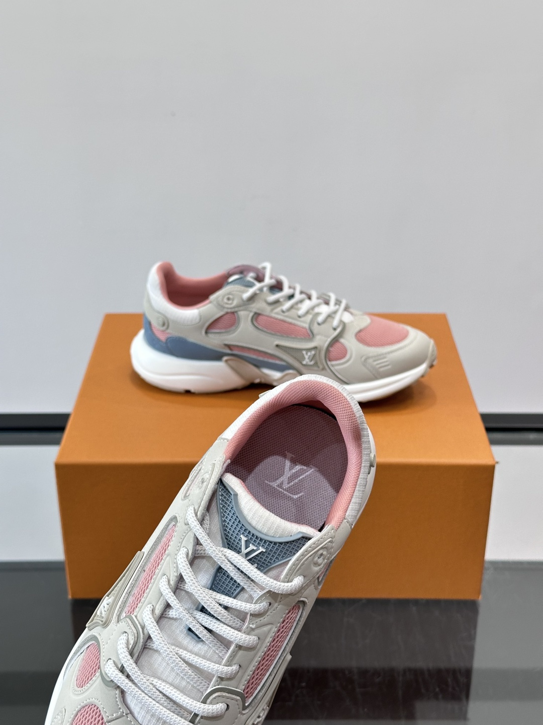 LV Olympia 运动鞋融糅动感美学、雅致色彩与考究材质。绒面牛皮革搭配科技抗撕裂面料，鞋舌及侧边缀