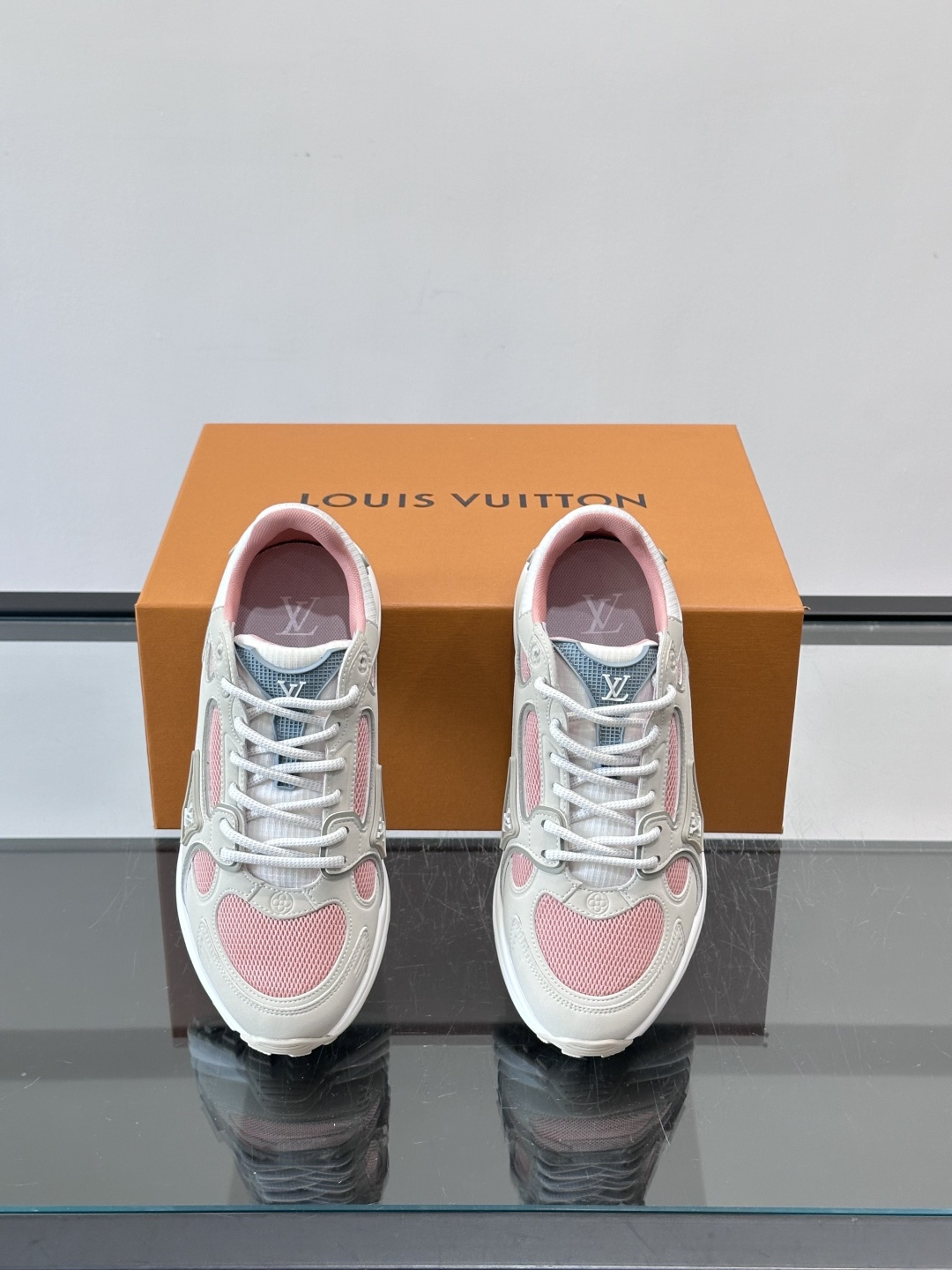 LV Olympia 运动鞋融糅动感美学、雅致色彩与考究材质。绒面牛皮革搭配科技抗撕裂面料，鞋舌及侧边缀