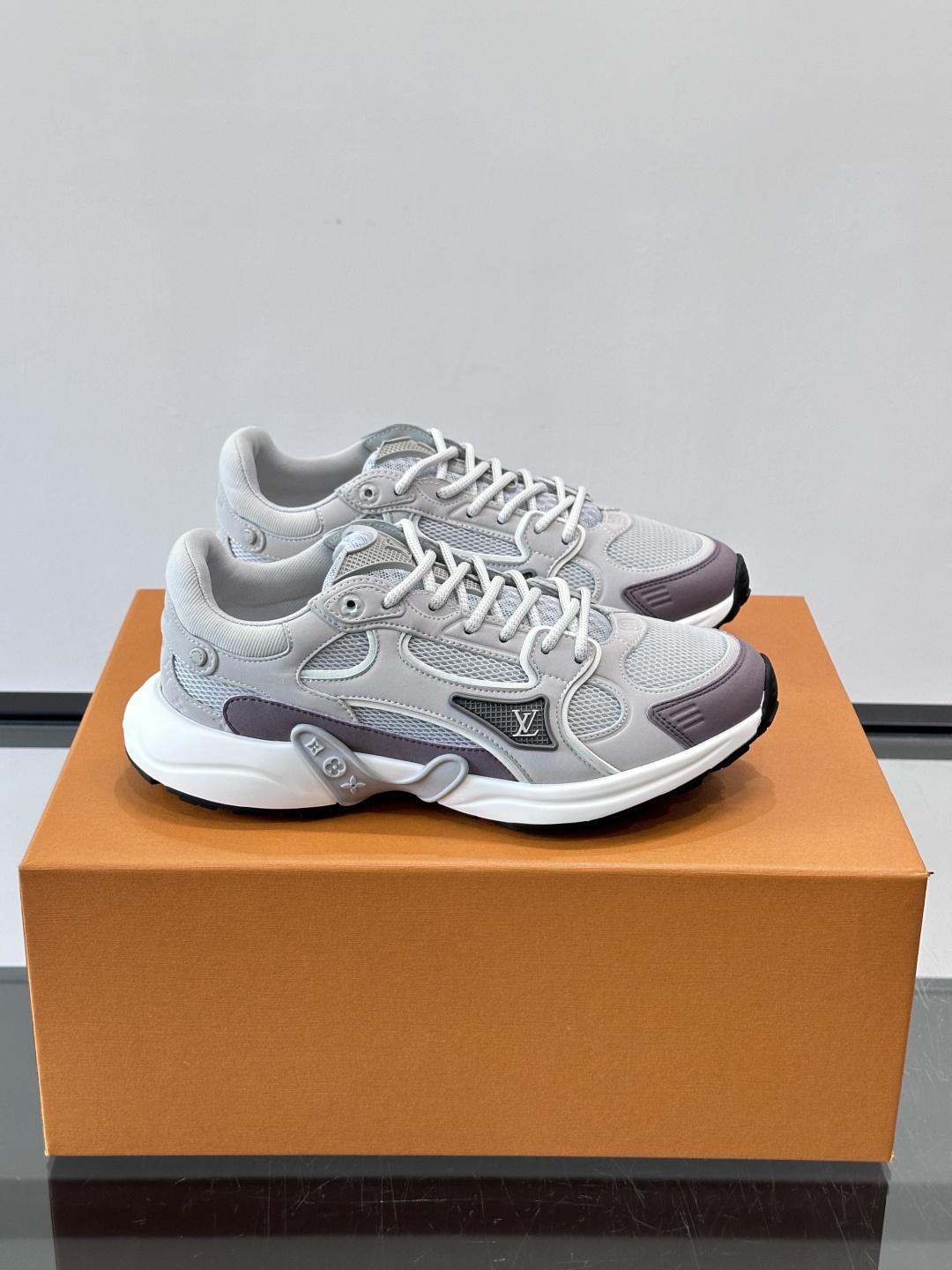 LV Olympia 运动鞋融糅动感美学、雅致色彩与考究材质。绒面牛皮革搭配科技抗撕裂面料，鞋舌及侧边缀