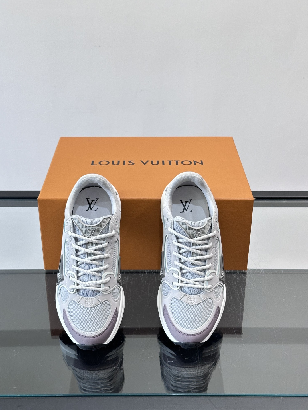 LV Olympia 运动鞋融糅动感美学、雅致色彩与考究材质。绒面牛皮革搭配科技抗撕裂面料，鞋舌及侧边缀