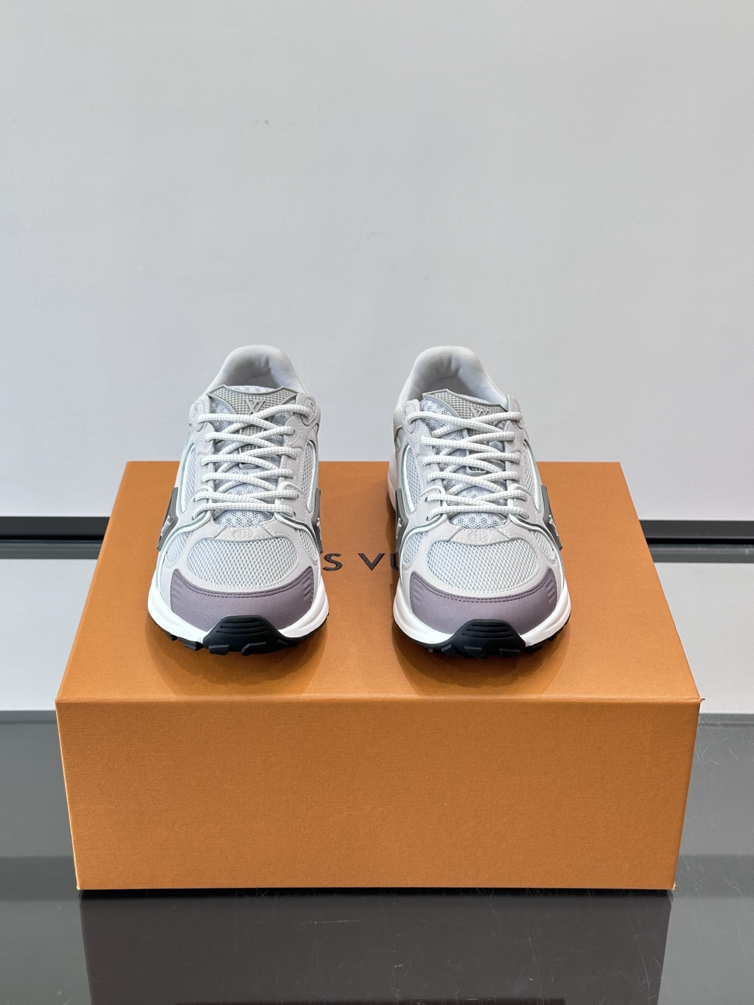 LV Olympia 运动鞋融糅动感美学、雅致色彩与考究材质。绒面牛皮革搭配科技抗撕裂面料，鞋舌及侧边缀