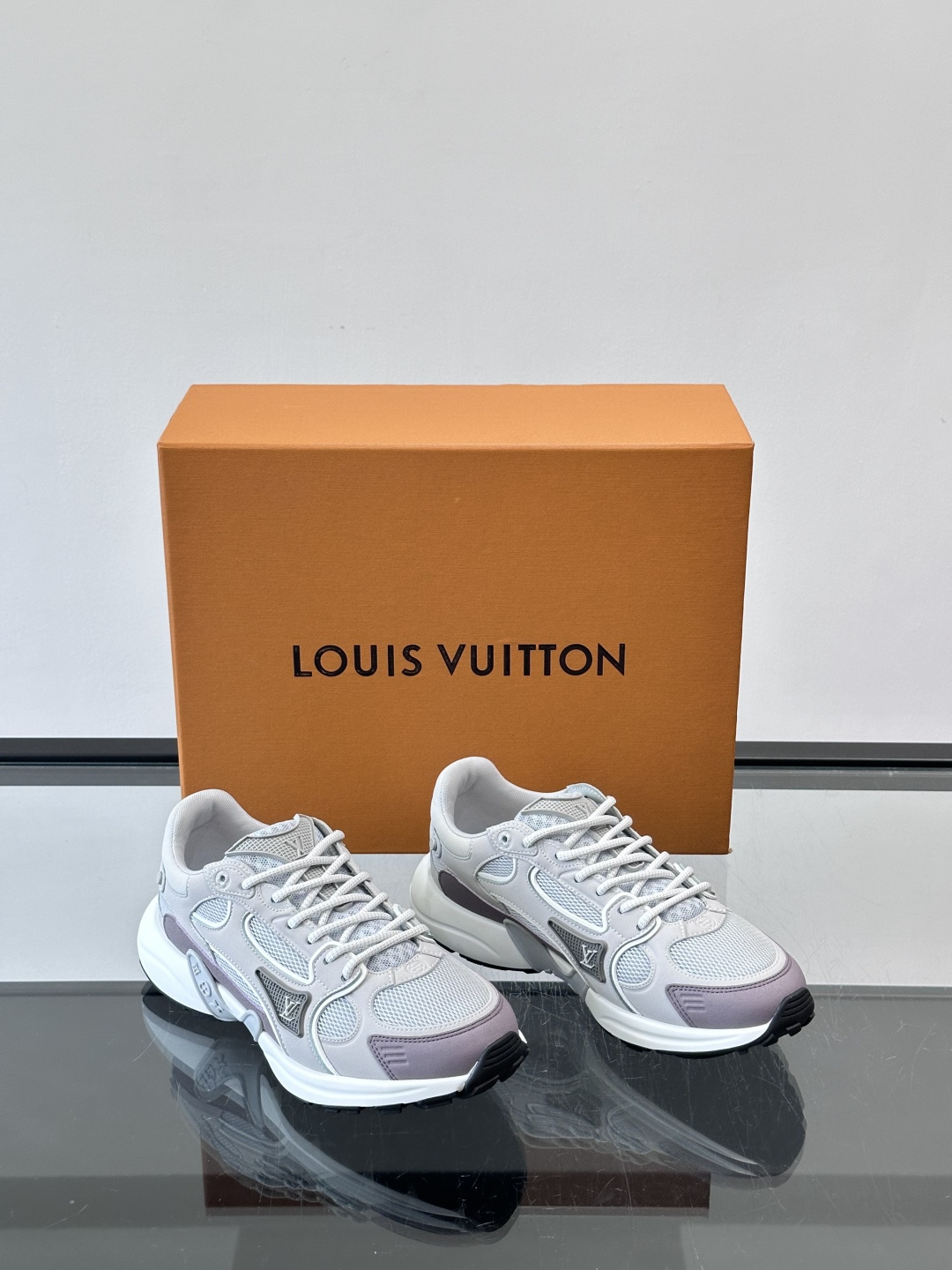 LV Olympia 运动鞋融糅动感美学、雅致色彩与考究材质。绒面牛皮革搭配科技抗撕裂面料，鞋舌及侧边缀