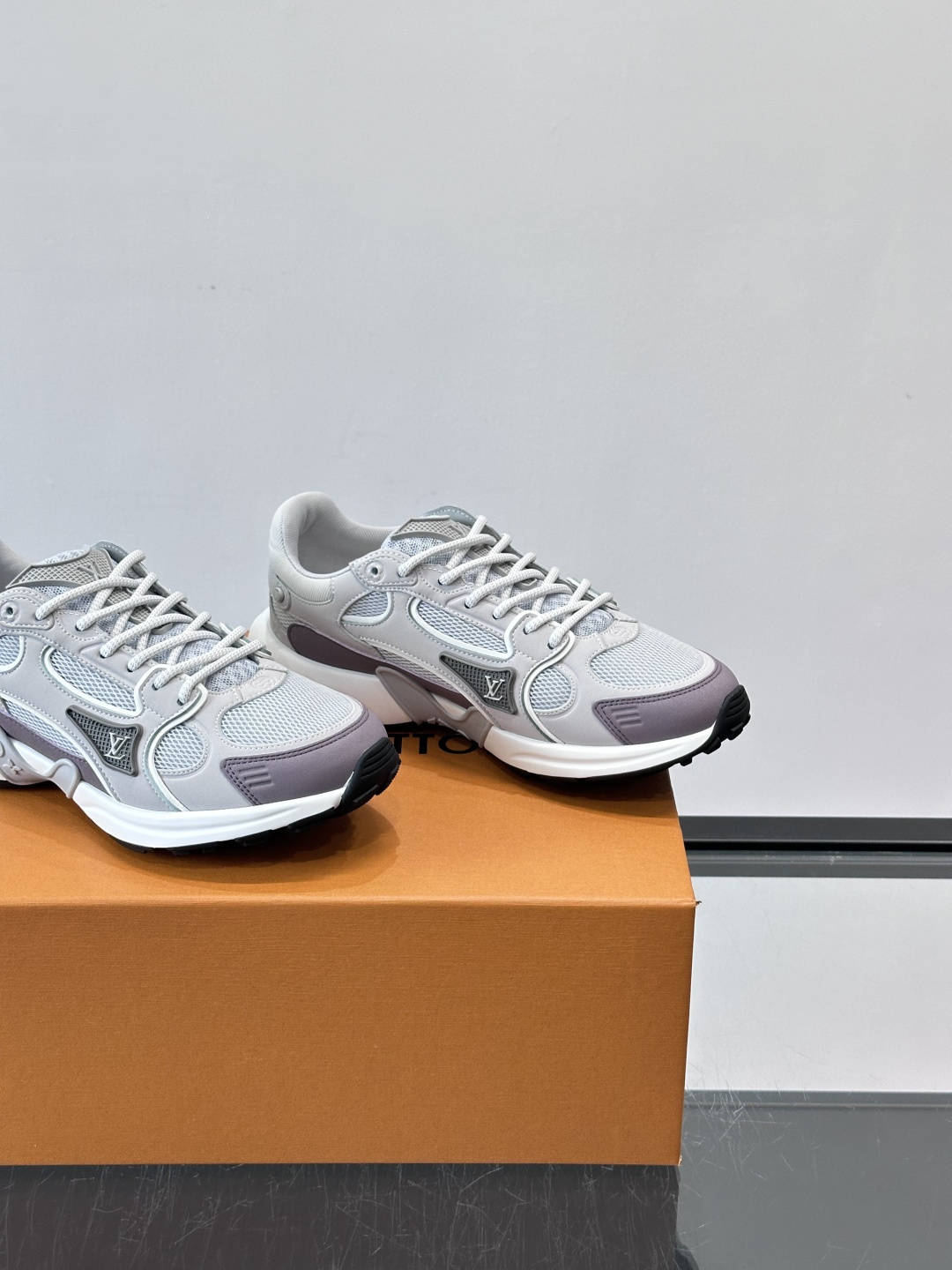 LV Olympia 运动鞋融糅动感美学、雅致色彩与考究材质。绒面牛皮革搭配科技抗撕裂面料，鞋舌及侧边缀