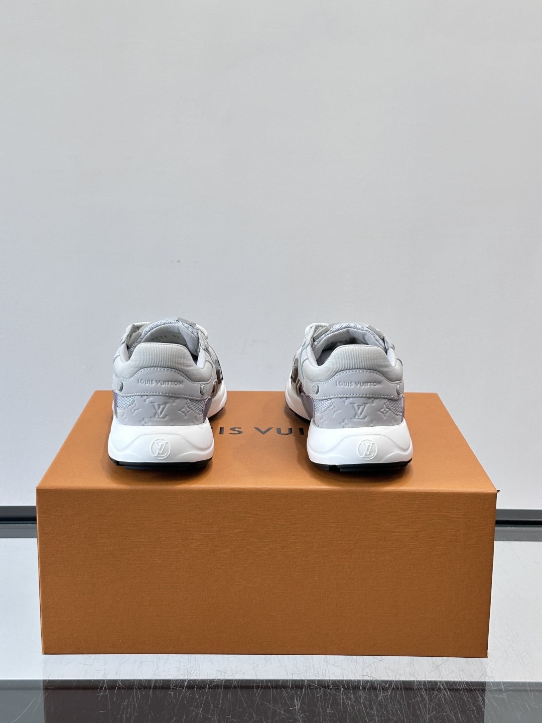 LV Olympia 运动鞋融糅动感美学、雅致色彩与考究材质。绒面牛皮革搭配科技抗撕裂面料，鞋舌及侧边缀