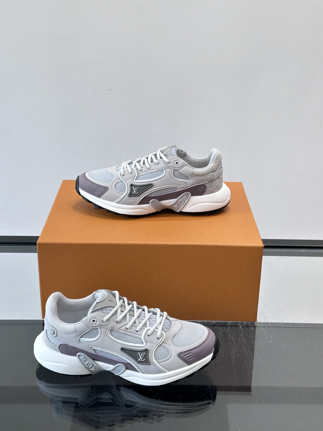 LV Olympia 运动鞋融糅动感美学、雅致色彩与考究材质。绒面牛皮革搭配科技抗撕裂面料，鞋舌及侧边缀