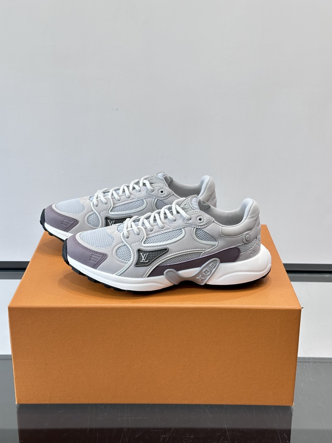 LV Olympia 运动鞋融糅动感美学、雅致色彩与考究材质。绒面牛皮革搭配科技抗撕裂面料，鞋舌及侧边缀