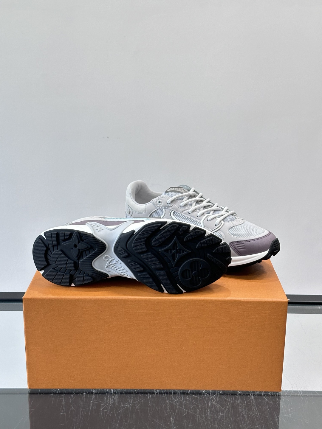 LV Olympia 运动鞋融糅动感美学、雅致色彩与考究材质。绒面牛皮革搭配科技抗撕裂面料，鞋舌及侧边缀