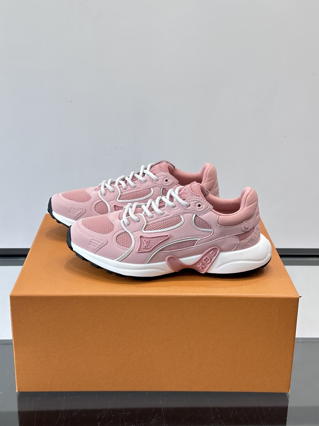 LV Olympia 运动鞋融糅动感美学、雅致色彩与考究材质。绒面牛皮革搭配科技抗撕裂面料，鞋舌及侧边缀