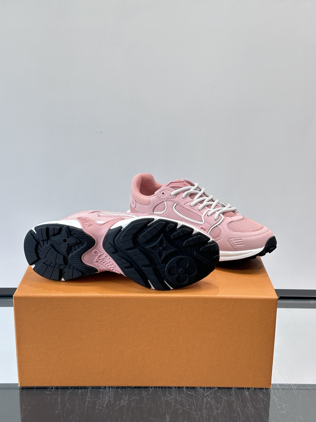 LV Olympia 运动鞋融糅动感美学、雅致色彩与考究材质。绒面牛皮革搭配科技抗撕裂面料，鞋舌及侧边缀