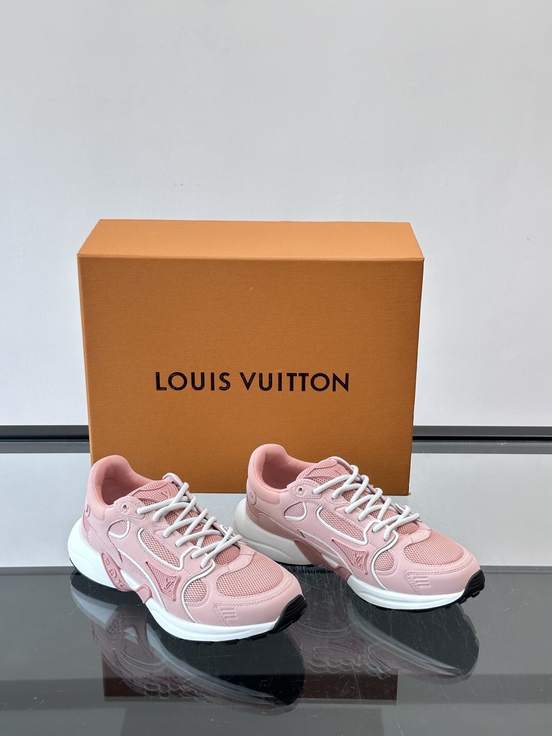 LV Olympia 运动鞋融糅动感美学、雅致色彩与考究材质。绒面牛皮革搭配科技抗撕裂面料，鞋舌及侧边缀