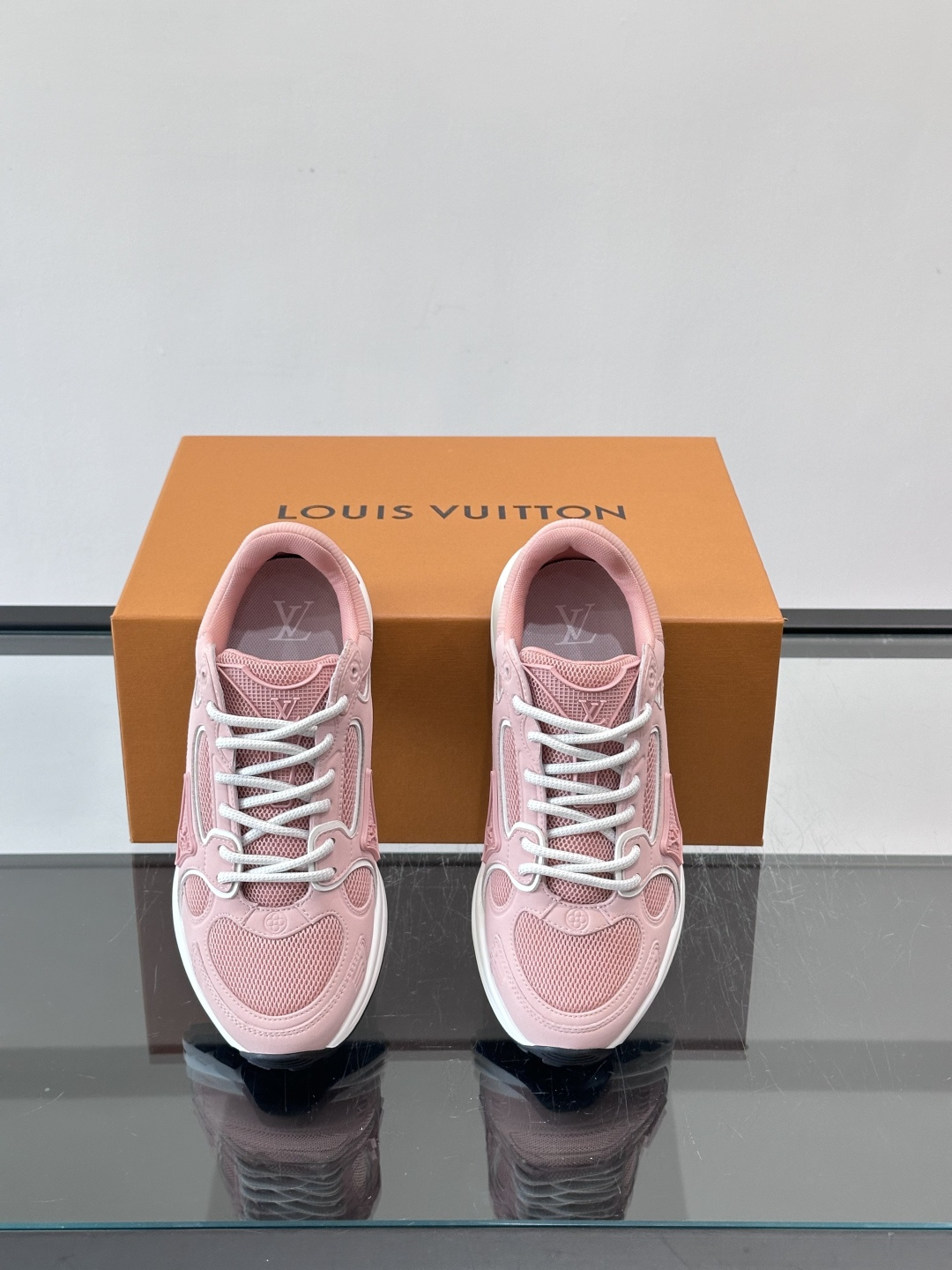 LV Olympia 运动鞋融糅动感美学、雅致色彩与考究材质。绒面牛皮革搭配科技抗撕裂面料，鞋舌及侧边缀