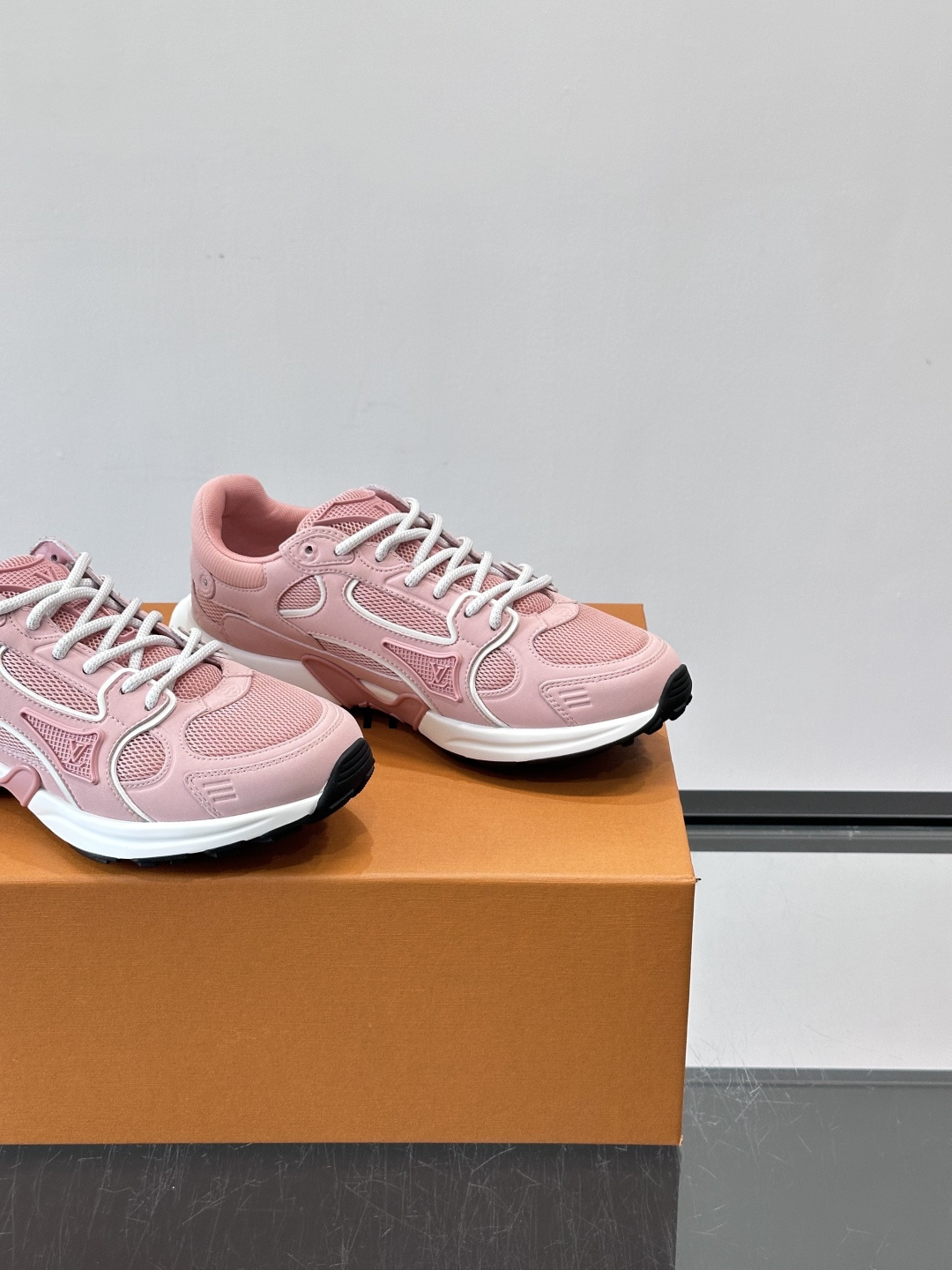 LV Olympia 运动鞋融糅动感美学、雅致色彩与考究材质。绒面牛皮革搭配科技抗撕裂面料，鞋舌及侧边缀