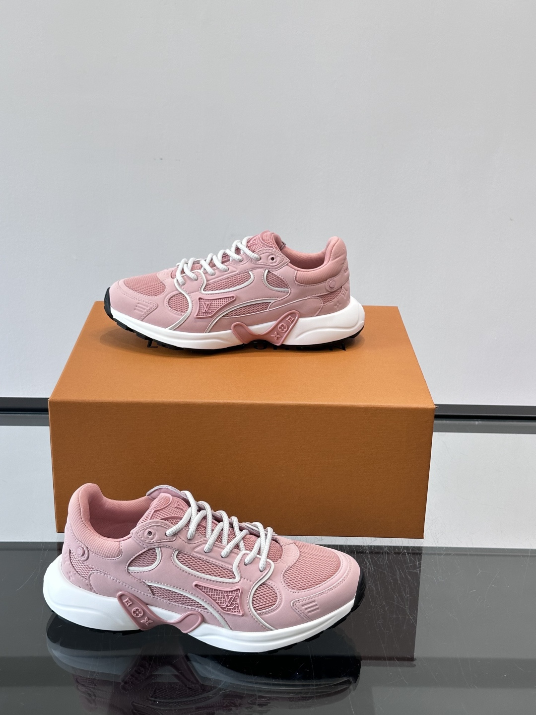 LV Olympia 运动鞋融糅动感美学、雅致色彩与考究材质。绒面牛皮革搭配科技抗撕裂面料，鞋舌及侧边缀