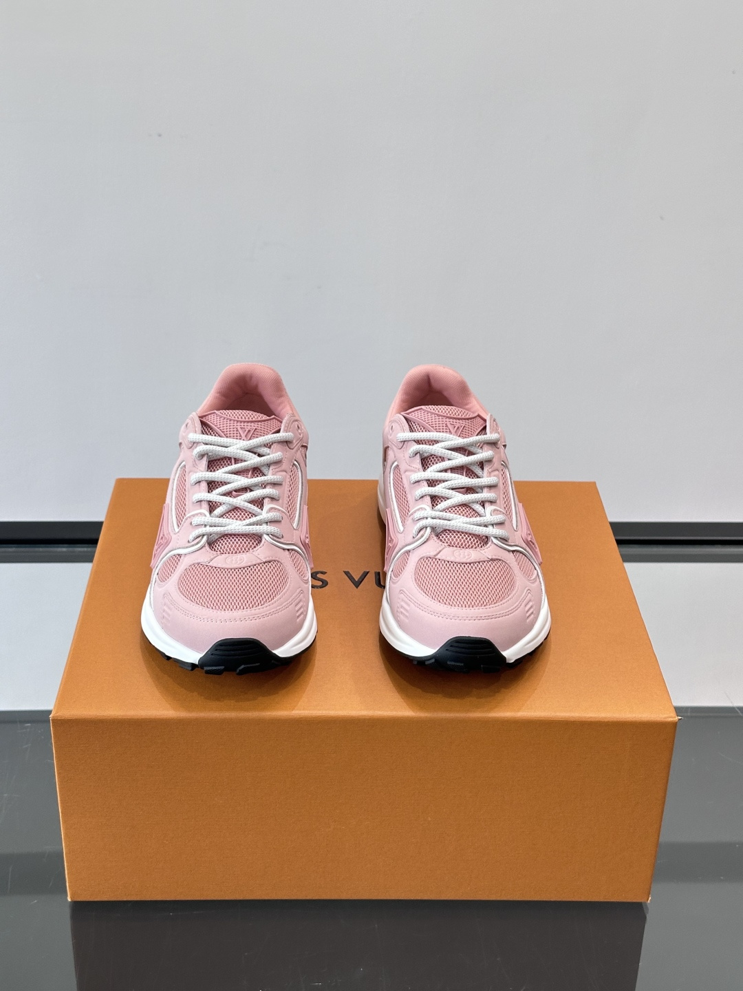 LV Olympia 运动鞋融糅动感美学、雅致色彩与考究材质。绒面牛皮革搭配科技抗撕裂面料，鞋舌及侧边缀