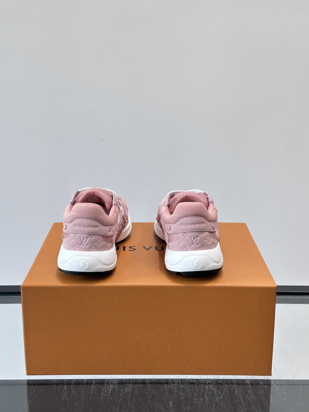 LV Olympia 运动鞋融糅动感美学、雅致色彩与考究材质。绒面牛皮革搭配科技抗撕裂面料，鞋舌及侧边缀