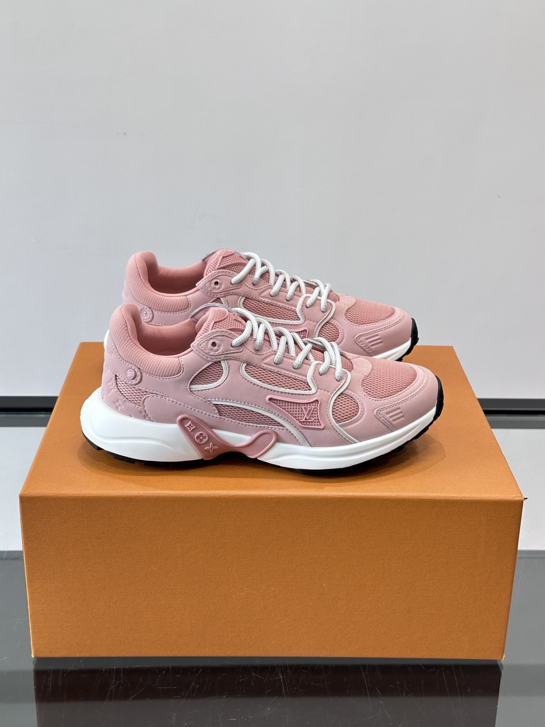 LV Olympia 运动鞋融糅动感美学、雅致色彩与考究材质。绒面牛皮革搭配科技抗撕裂面料，鞋舌及侧边缀