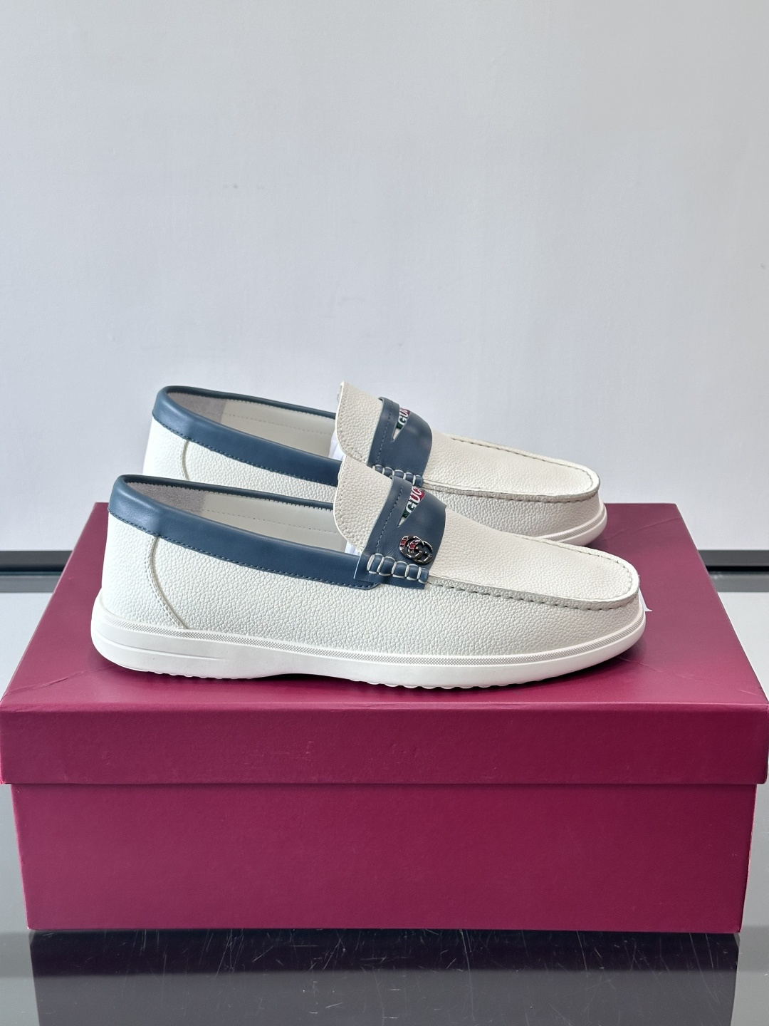 Gucc✨男士乐福鞋👞简约大方，真皮鞋面 鞋面有品牌标志，细节精致✨。平底设计，穿着舒适，适合通勤或休闲