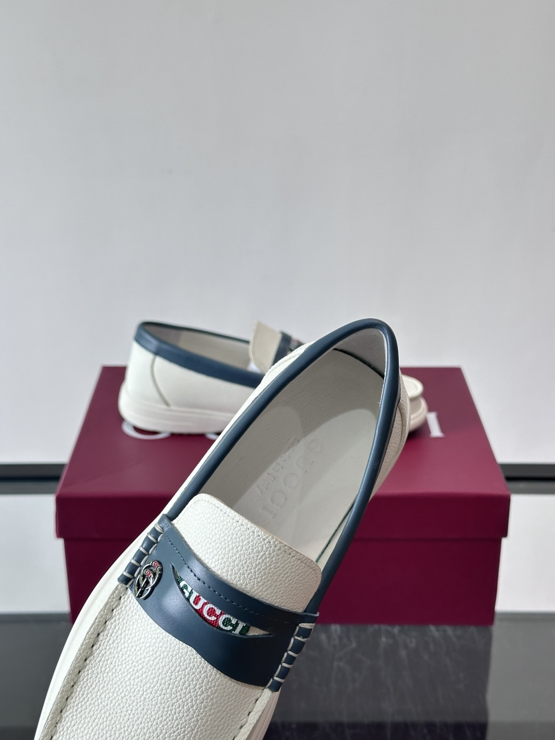 Gucc✨男士乐福鞋👞简约大方，真皮鞋面 鞋面有品牌标志，细节精致✨。平底设计，穿着舒适，适合通勤或休闲