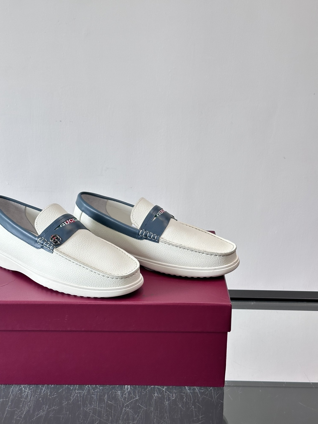 Gucc✨男士乐福鞋👞简约大方，真皮鞋面 鞋面有品牌标志，细节精致✨。平底设计，穿着舒适，适合通勤或休闲