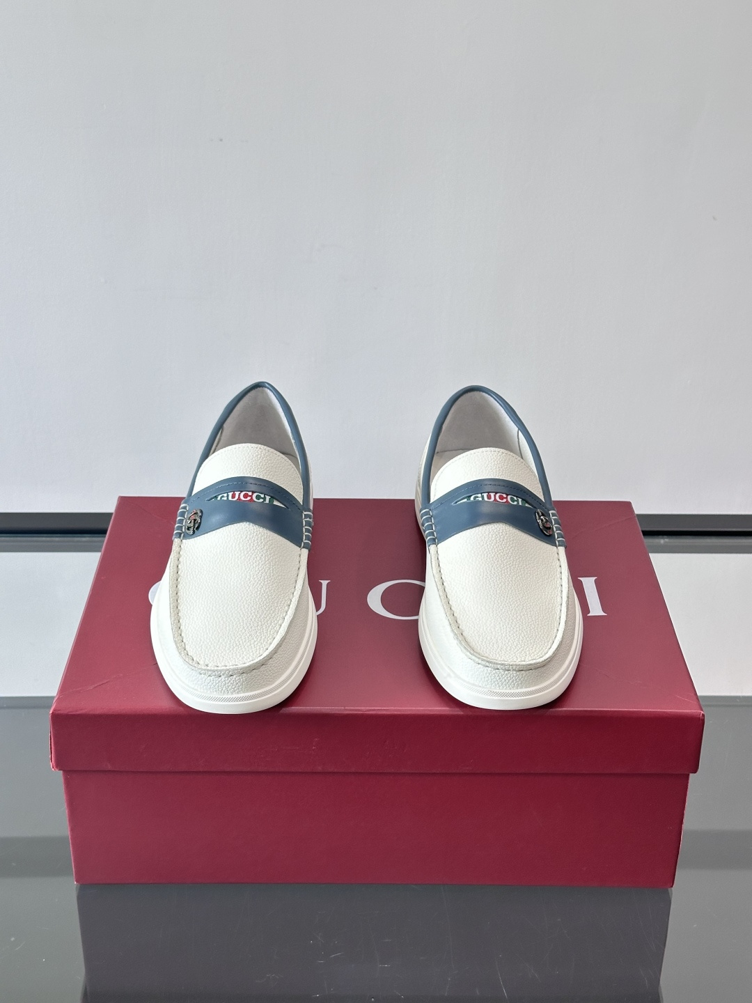 Gucc✨男士乐福鞋👞简约大方，真皮鞋面 鞋面有品牌标志，细节精致✨。平底设计，穿着舒适，适合通勤或休闲