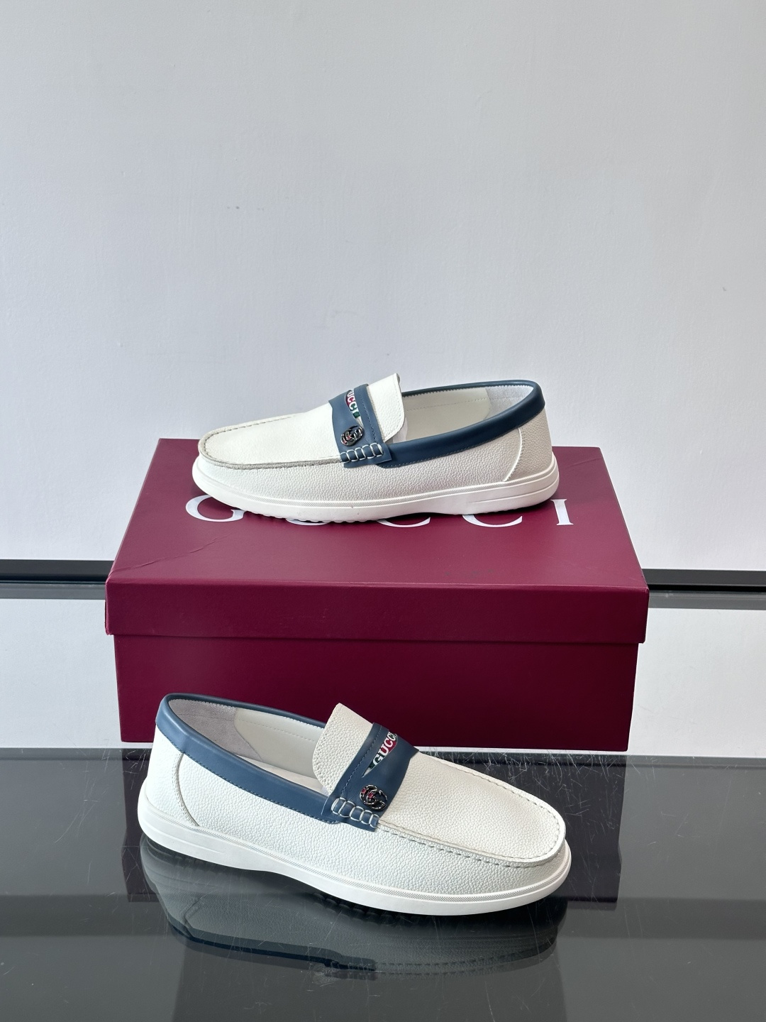 Gucc✨男士乐福鞋👞简约大方，真皮鞋面 鞋面有品牌标志，细节精致✨。平底设计，穿着舒适，适合通勤或休闲