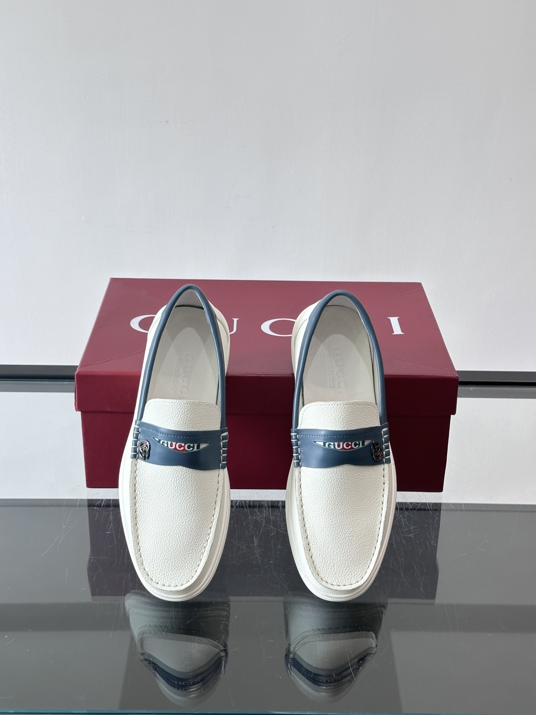 Gucc✨男士乐福鞋👞简约大方，真皮鞋面 鞋面有品牌标志，细节精致✨。平底设计，穿着舒适，适合通勤或休闲