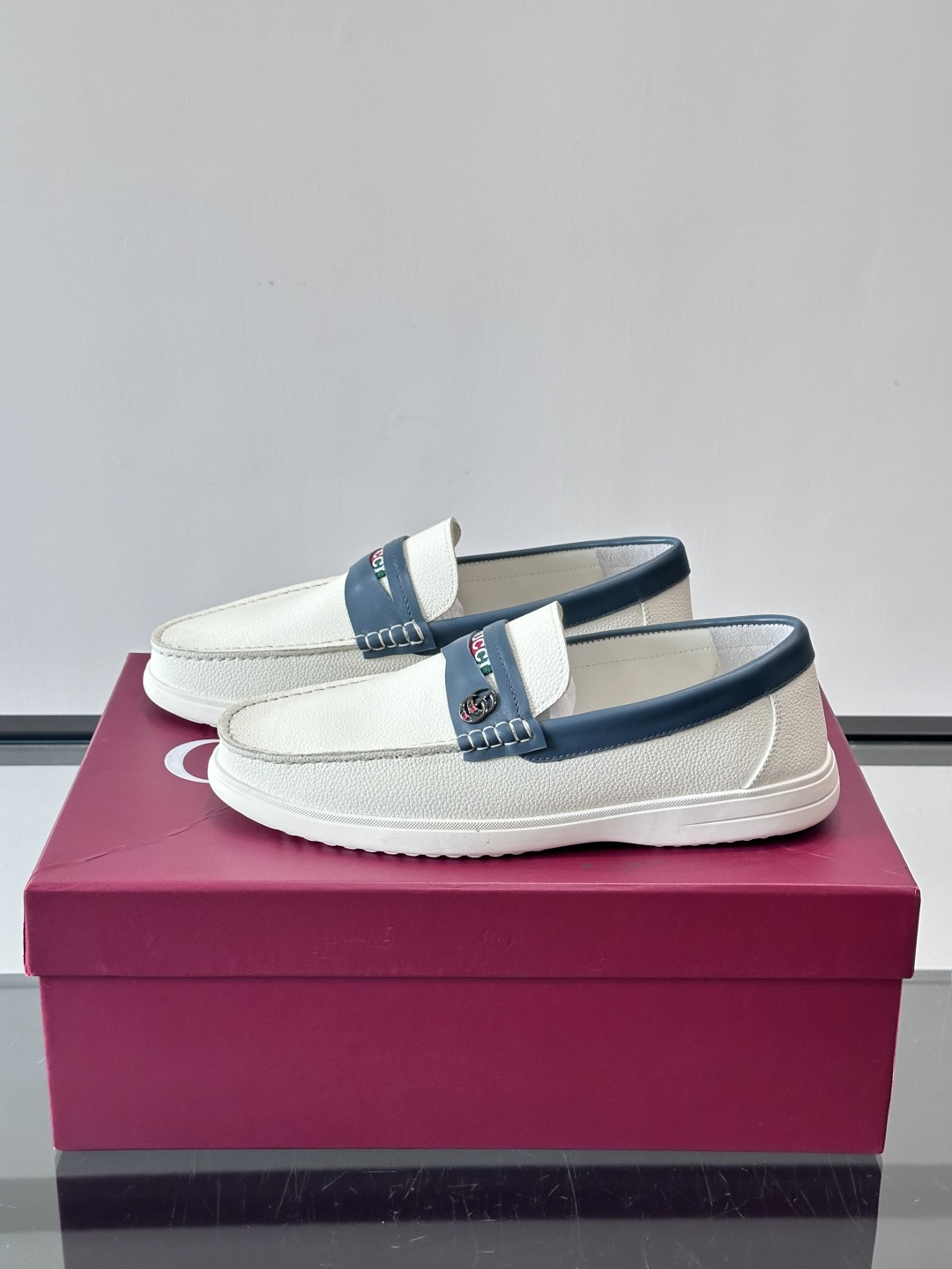 Gucc✨男士乐福鞋👞简约大方，真皮鞋面 鞋面有品牌标志，细节精致✨。平底设计，穿着舒适，适合通勤或休闲