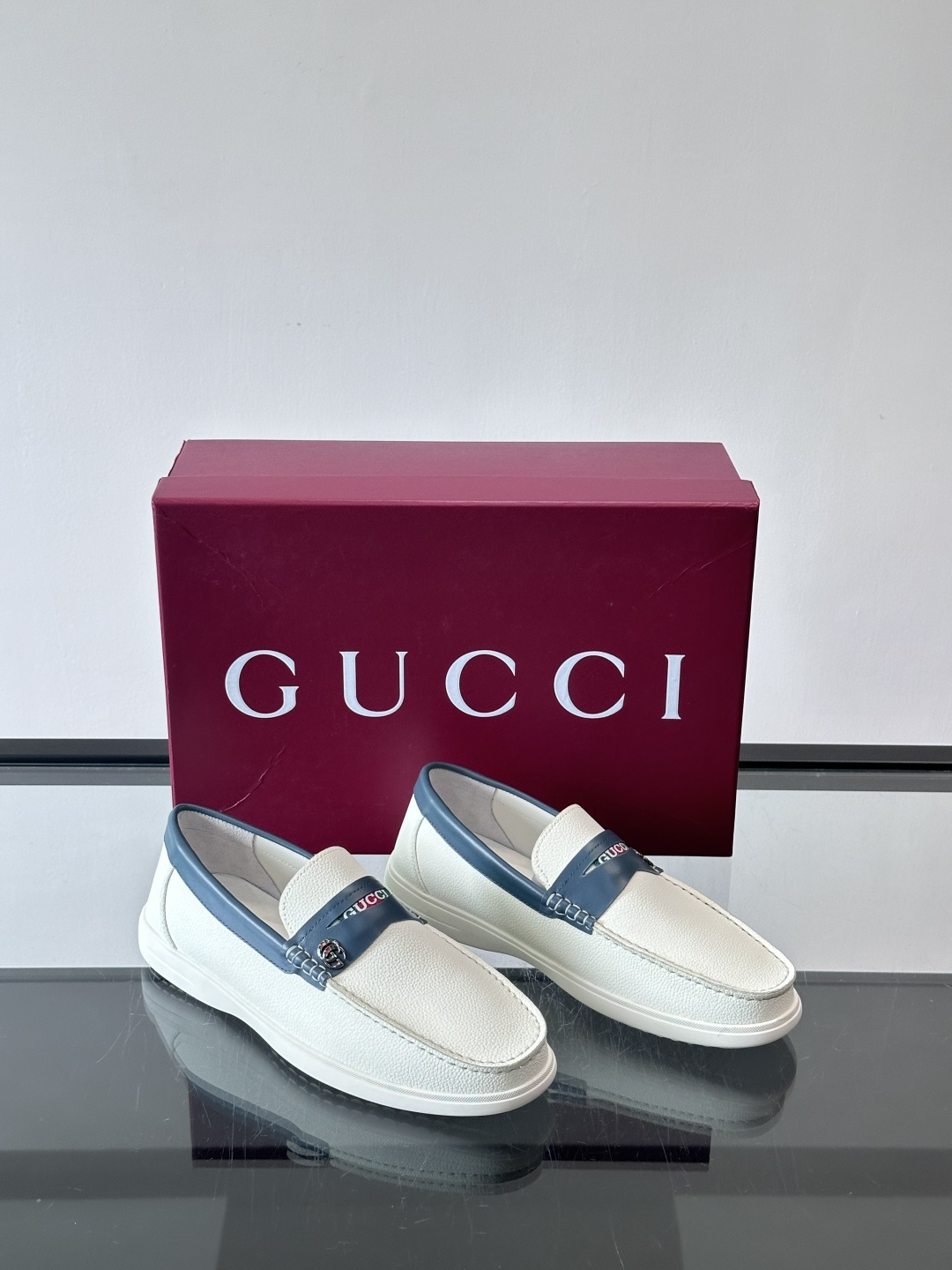 Gucc✨男士乐福鞋👞简约大方，真皮鞋面 鞋面有品牌标志，细节精致✨。平底设计，穿着舒适，适合通勤或休闲