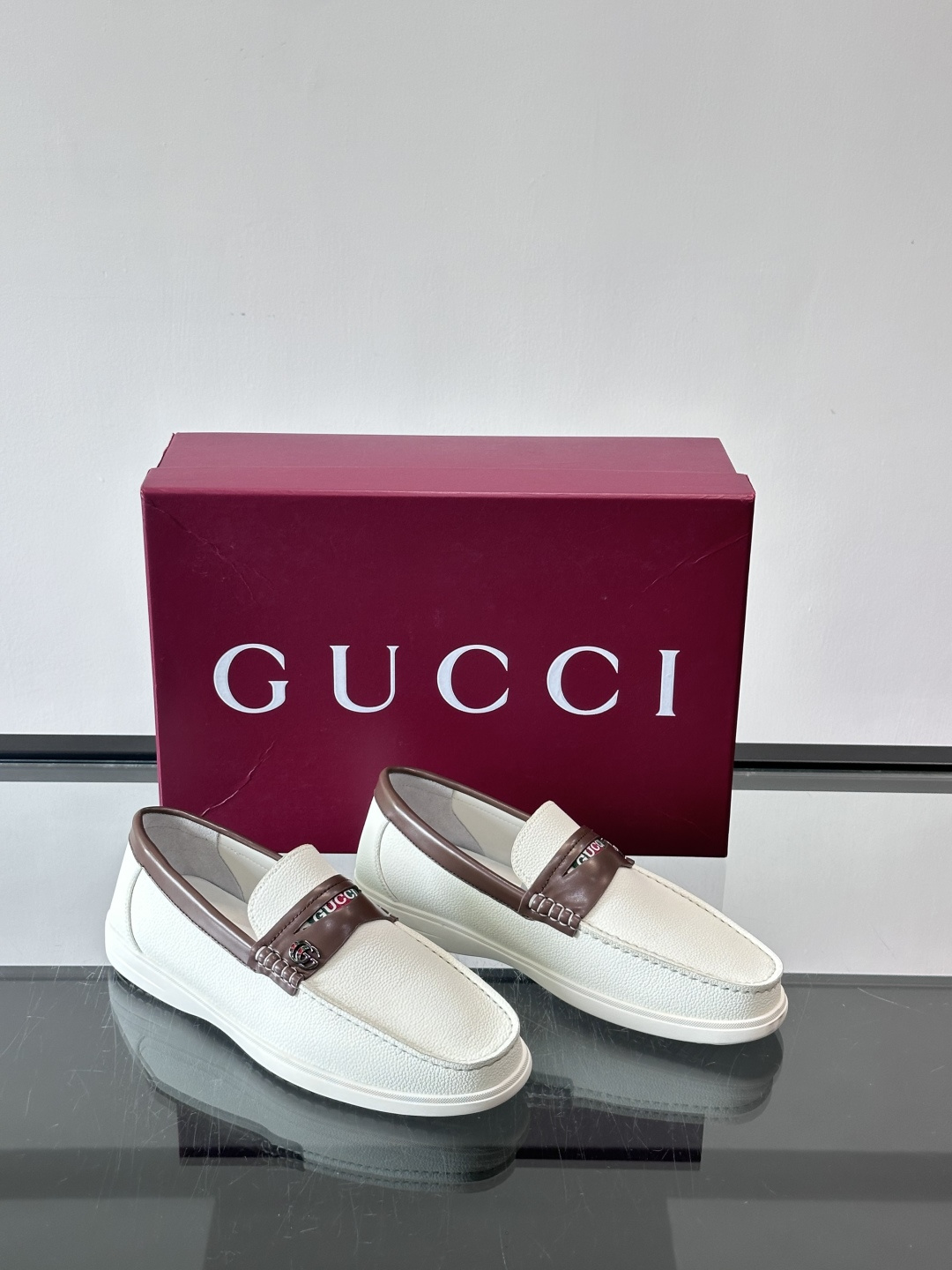 Gucc✨男士乐福鞋👞简约大方，真皮鞋面 鞋面有品牌标志，细节精致✨。平底设计，穿着舒适，适合通勤或休闲