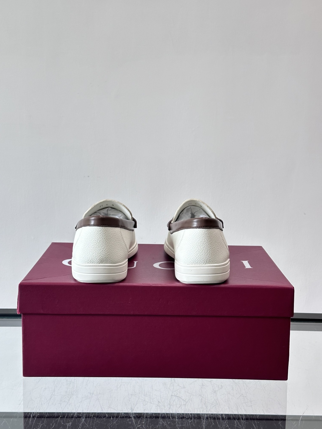 Gucc✨男士乐福鞋👞简约大方，真皮鞋面 鞋面有品牌标志，细节精致✨。平底设计，穿着舒适，适合通勤或休闲