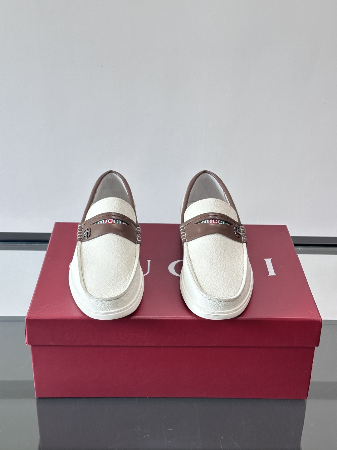 Gucc✨男士乐福鞋👞简约大方，真皮鞋面 鞋面有品牌标志，细节精致✨。平底设计，穿着舒适，适合通勤或休闲