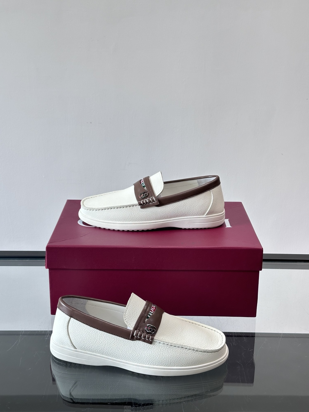 Gucc✨男士乐福鞋👞简约大方，真皮鞋面 鞋面有品牌标志，细节精致✨。平底设计，穿着舒适，适合通勤或休闲