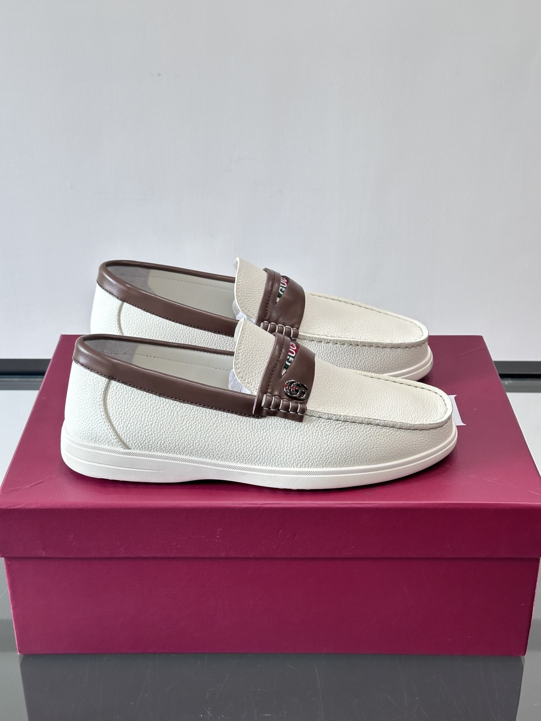 Gucc✨男士乐福鞋👞简约大方，真皮鞋面 鞋面有品牌标志，细节精致✨。平底设计，穿着舒适，适合通勤或休闲