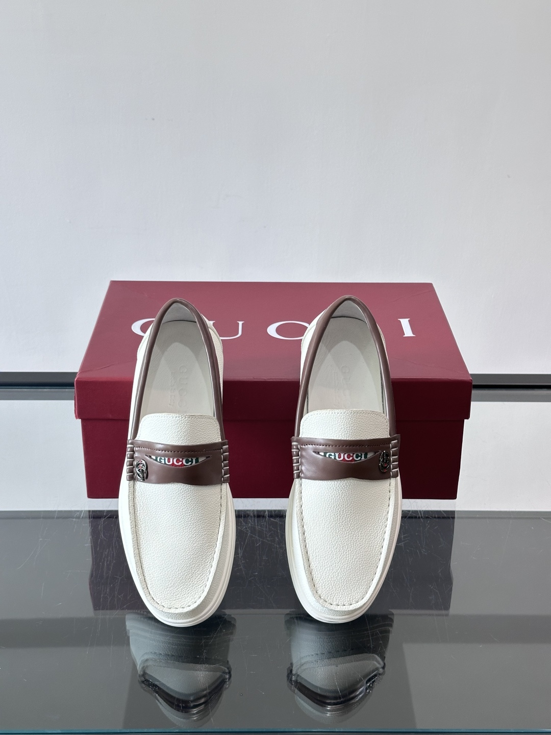 Gucc✨男士乐福鞋👞简约大方，真皮鞋面 鞋面有品牌标志，细节精致✨。平底设计，穿着舒适，适合通勤或休闲