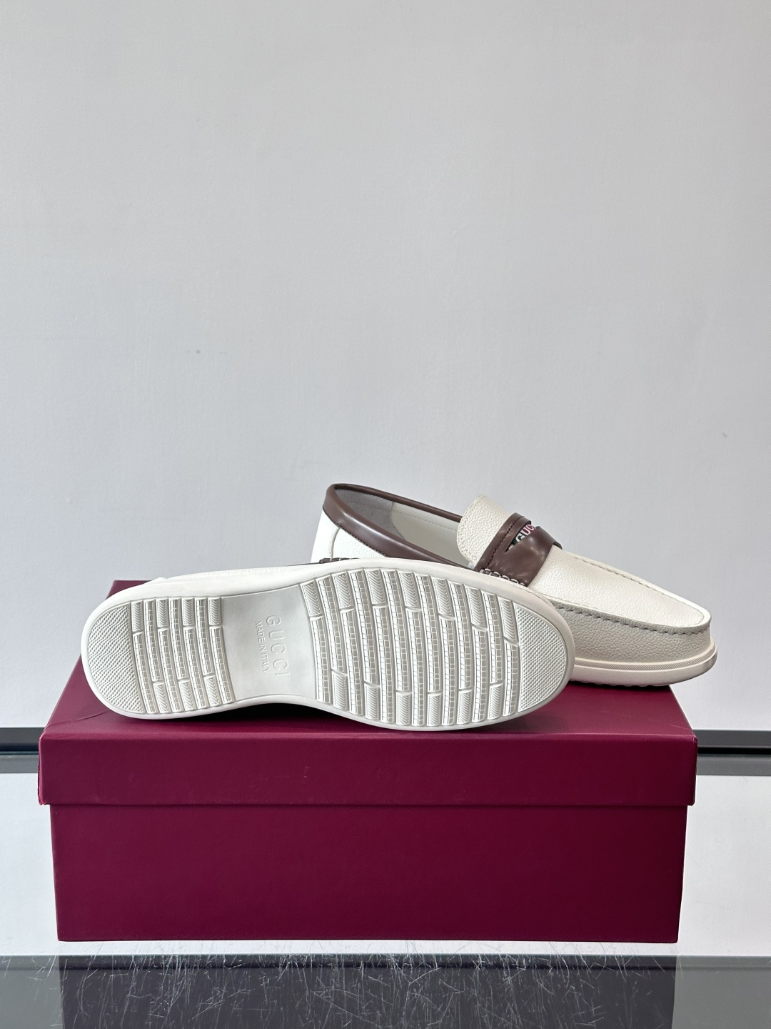 Gucc✨男士乐福鞋👞简约大方，真皮鞋面 鞋面有品牌标志，细节精致✨。平底设计，穿着舒适，适合通勤或休闲