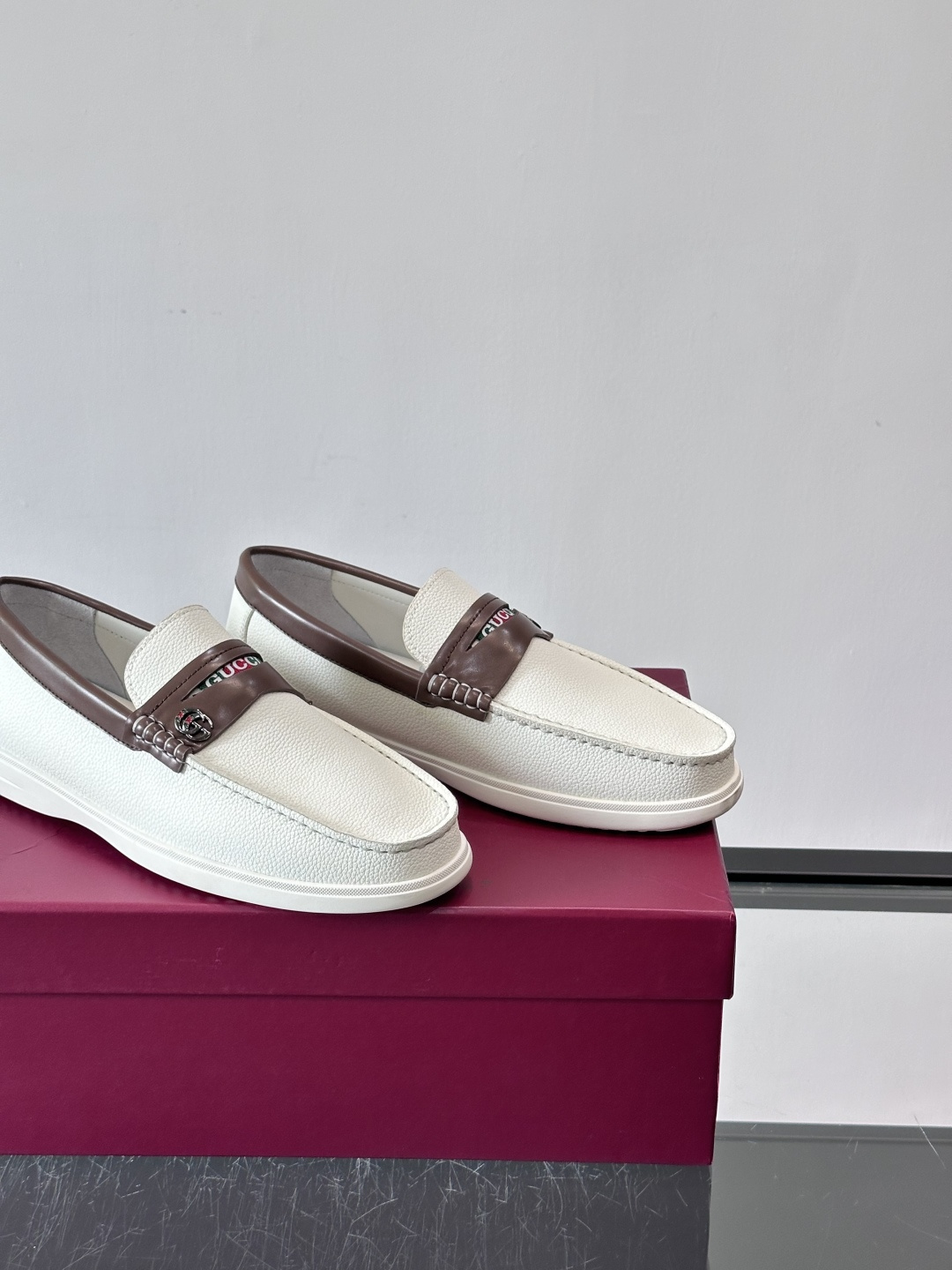 Gucc✨男士乐福鞋👞简约大方，真皮鞋面 鞋面有品牌标志，细节精致✨。平底设计，穿着舒适，适合通勤或休闲