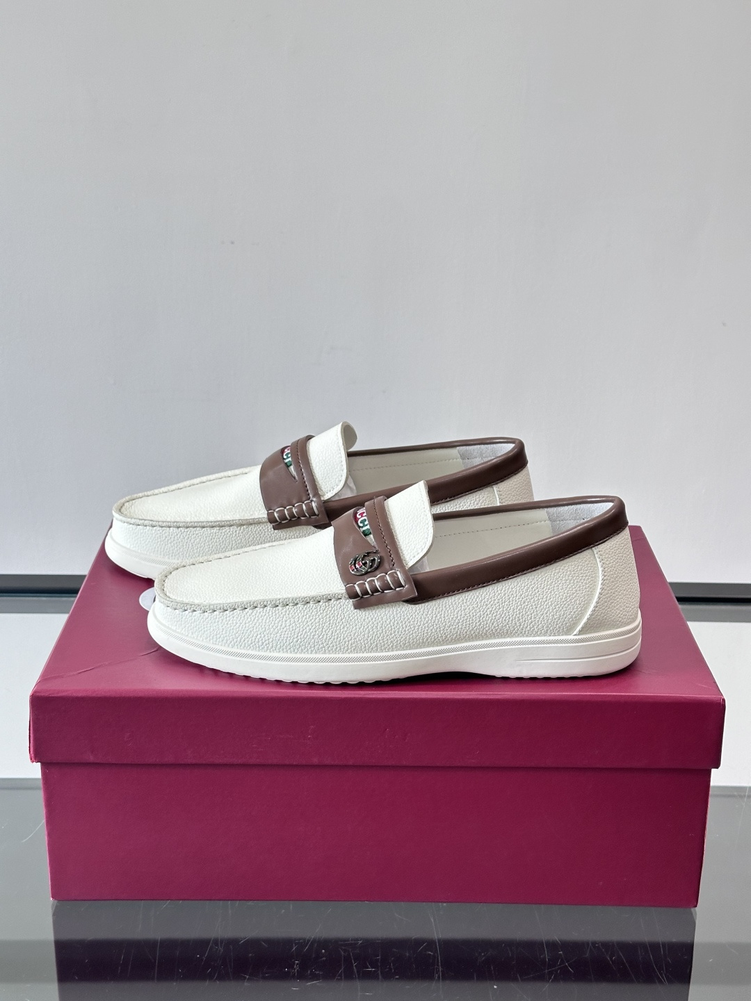 Gucc✨男士乐福鞋👞简约大方，真皮鞋面 鞋面有品牌标志，细节精致✨。平底设计，穿着舒适，适合通勤或休闲