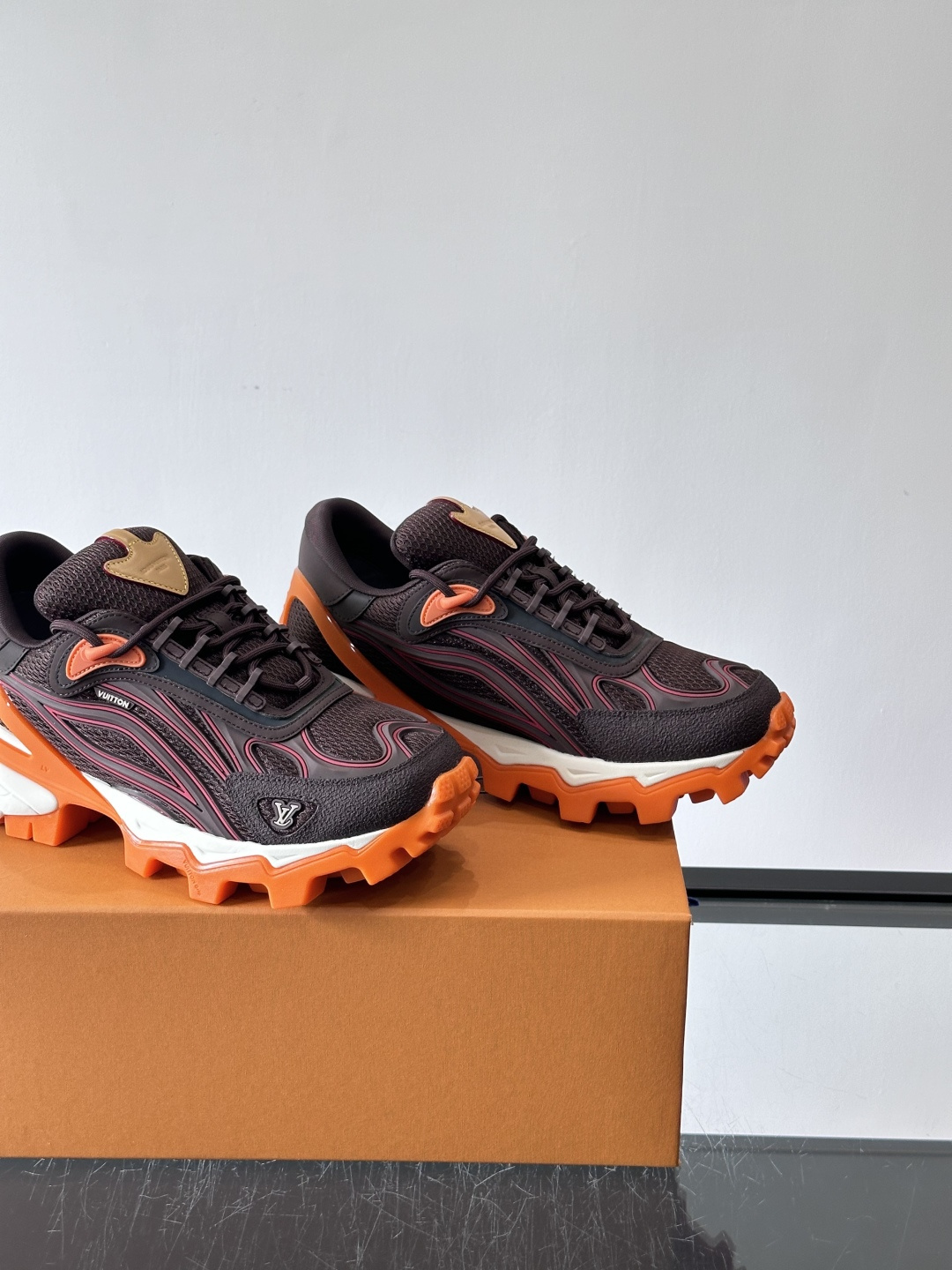 LV Trailrider运动鞋灵感来自户外徒步鞋，采用网布+牛皮革拼接，透气又有支撑力。厚实橡胶鞋底，