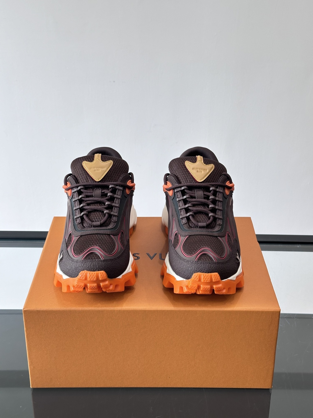 LV Trailrider运动鞋灵感来自户外徒步鞋，采用网布+牛皮革拼接，透气又有支撑力。厚实橡胶鞋底，