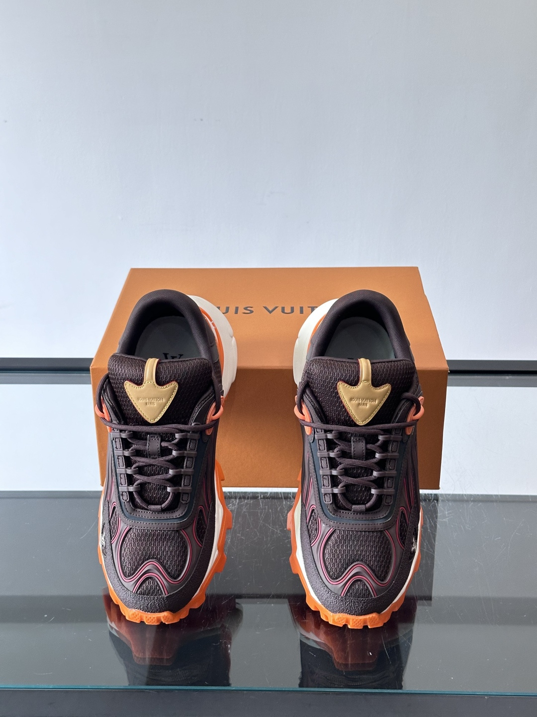 LV Trailrider运动鞋灵感来自户外徒步鞋，采用网布+牛皮革拼接，透气又有支撑力。厚实橡胶鞋底，