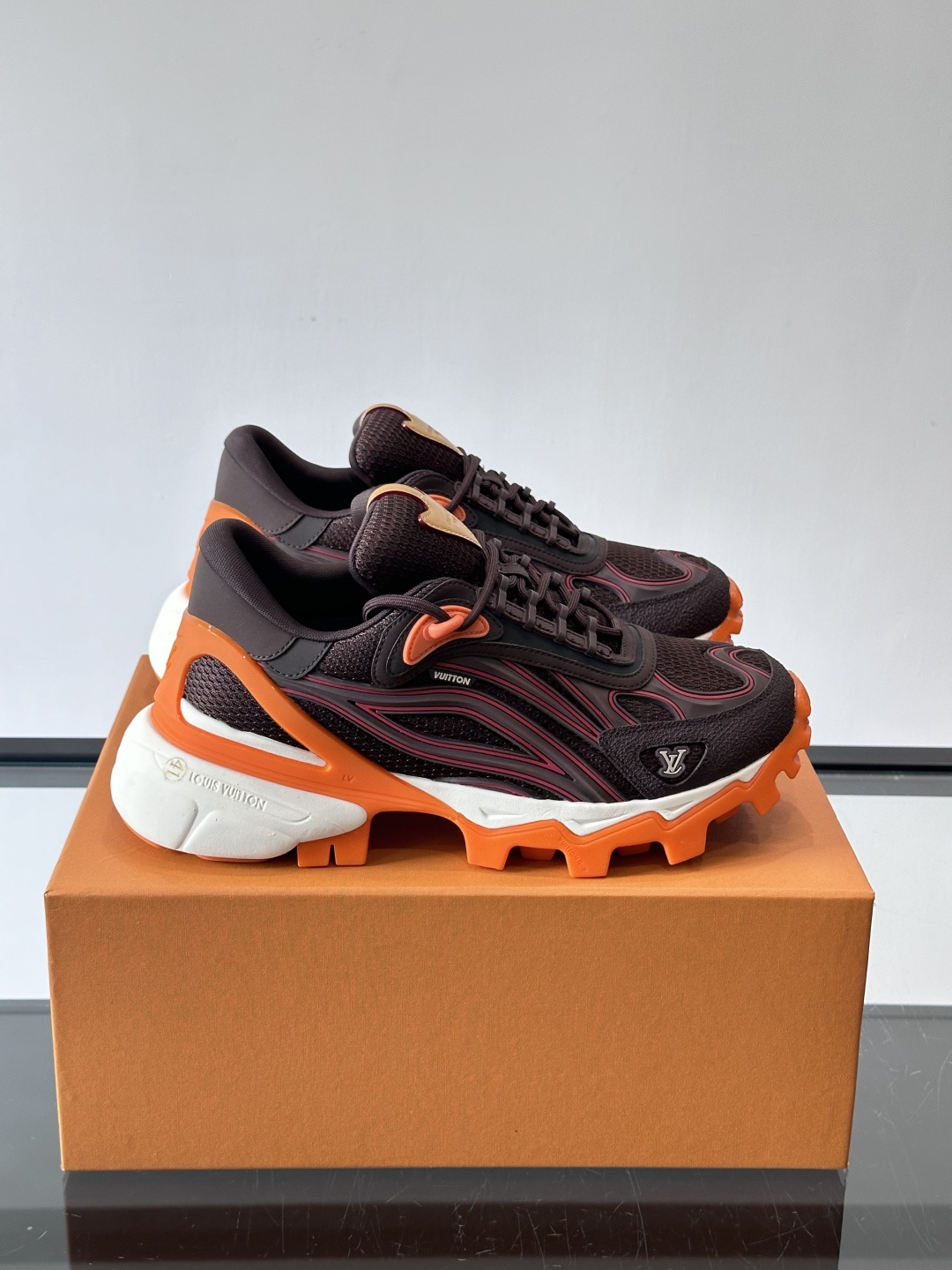 LV Trailrider运动鞋灵感来自户外徒步鞋，采用网布+牛皮革拼接，透气又有支撑力。厚实橡胶鞋底，