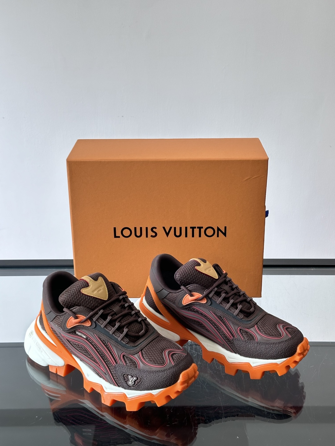 LV Trailrider运动鞋灵感来自户外徒步鞋，采用网布+牛皮革拼接，透气又有支撑力。厚实橡胶鞋底，