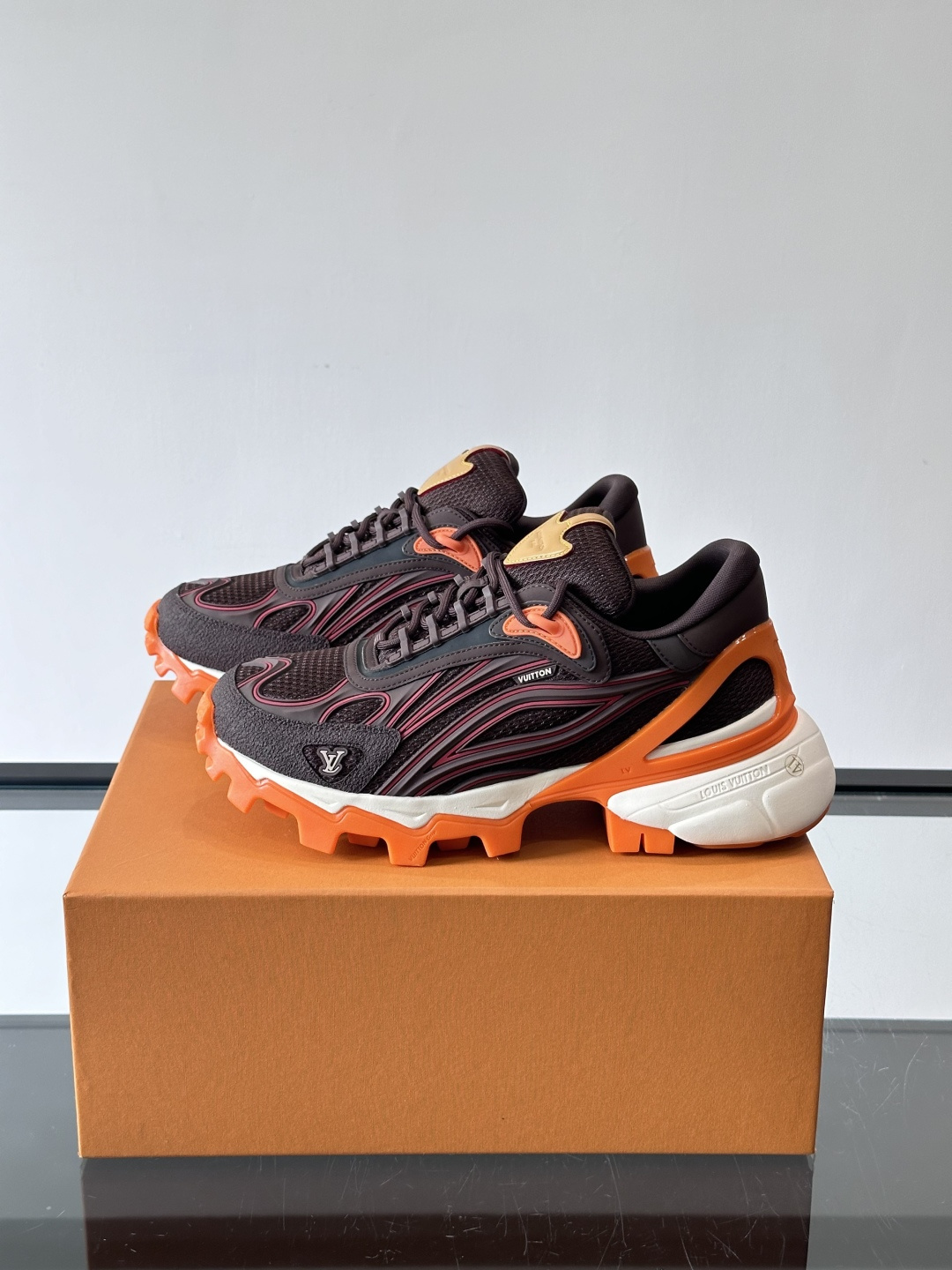 LV Trailrider运动鞋灵感来自户外徒步鞋，采用网布+牛皮革拼接，透气又有支撑力。厚实橡胶鞋底，