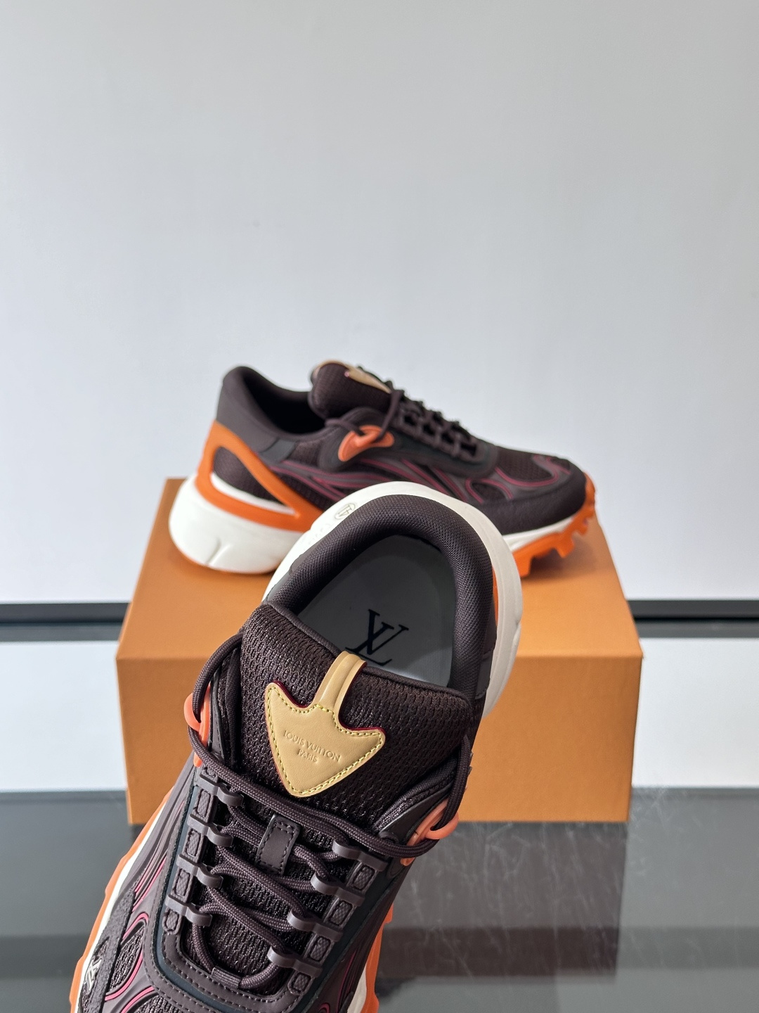 LV Trailrider运动鞋灵感来自户外徒步鞋，采用网布+牛皮革拼接，透气又有支撑力。厚实橡胶鞋底，