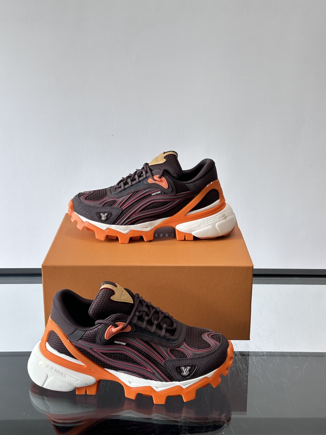 LV Trailrider运动鞋灵感来自户外徒步鞋，采用网布+牛皮革拼接，透气又有支撑力。厚实橡胶鞋底，